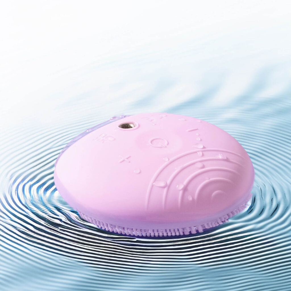 FOREO LUNA™ 4 Play - FOREO LUNA™ 4 Play portable cleansing device, medical-grade silicone, T-Sonic