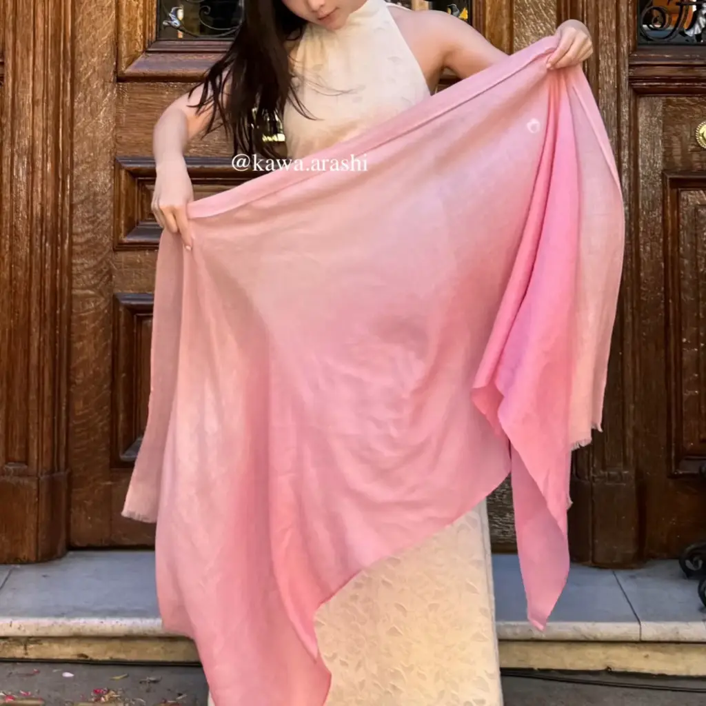 Kawaarashi Studio 100% Cashmere 薄圍巾 - 漸變色 - 採用喀什米爾頂級羊絨纖維手工織成，纖維細度僅13-15微米，比一般羊毛細緻，提供無比柔軟觸感與輕盈保暖