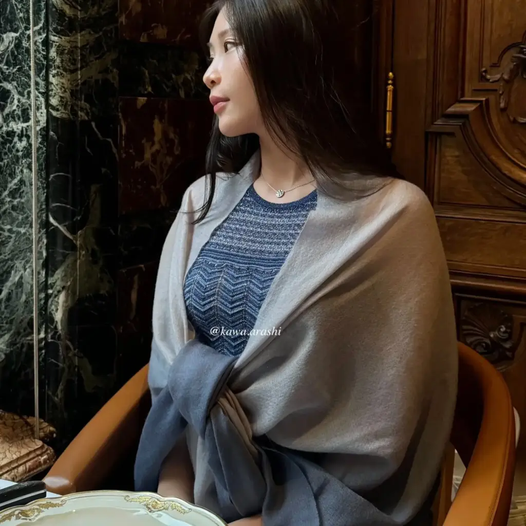 Kawaarashi Studio 100% Cashmere 薄圍巾 - 漸變色 - 採用喀什米爾頂級羊絨纖維手工織成，纖維細度僅13-15微米，比一般羊毛細緻，提供無比柔軟觸感與輕盈保暖