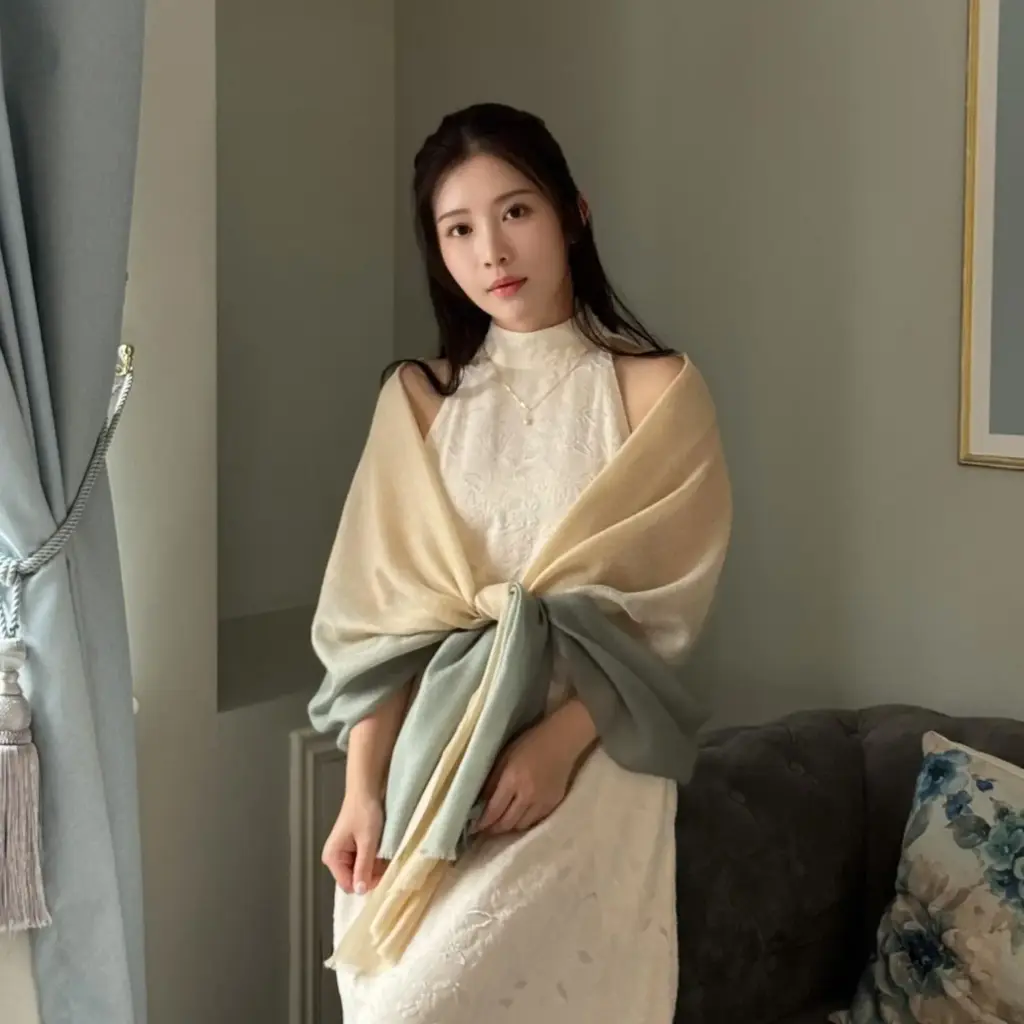 Kawaarashi Studio 100% Cashmere 薄圍巾 - 漸變色 - 採用喀什米爾頂級羊絨纖維手工織成，纖維細度僅13-15微米，比一般羊毛細緻，提供無比柔軟觸感與輕盈保暖