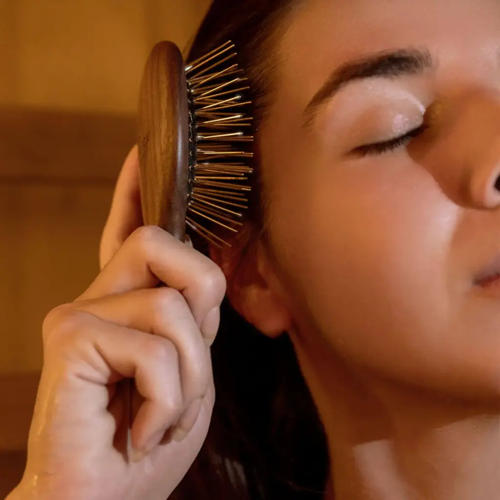 Snow Fox Gua Sha Hair & Scalp Brush Infrared Edition 24K金遠紅外線頭皮刮痧梳 胡桃木限定款